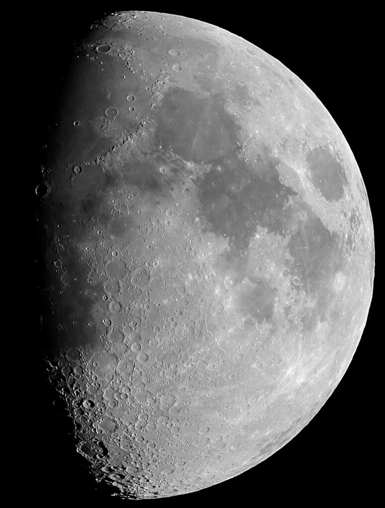 Lune gibbeuse croissante, presque pleine. "On The Moon Again 2025" à Cordes-sur-Ciel